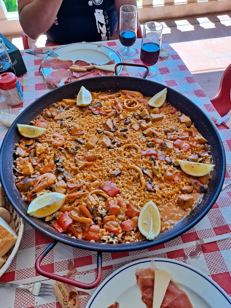 Bar y Piscina municipal restaurant in Casas de los Pinos