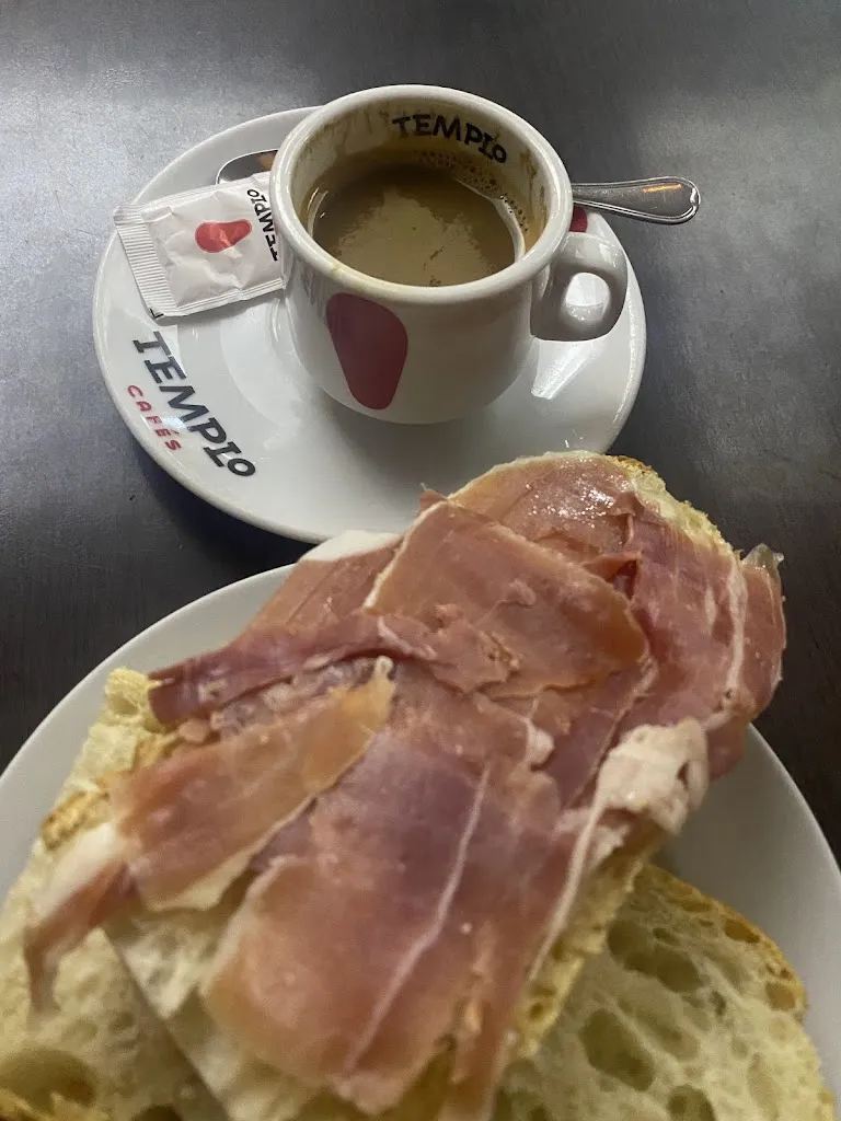 Antonio Medina_Bar Gabaldon_Gabaldón_review