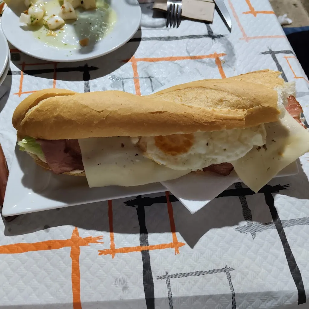 Morel Anariba_Cafetería Aries_Herrumblar El_review