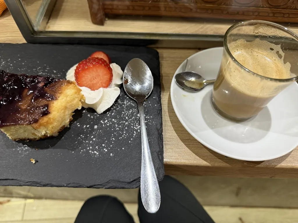 yajing wu_BAR ACUARIUNS._Mesas Las_review