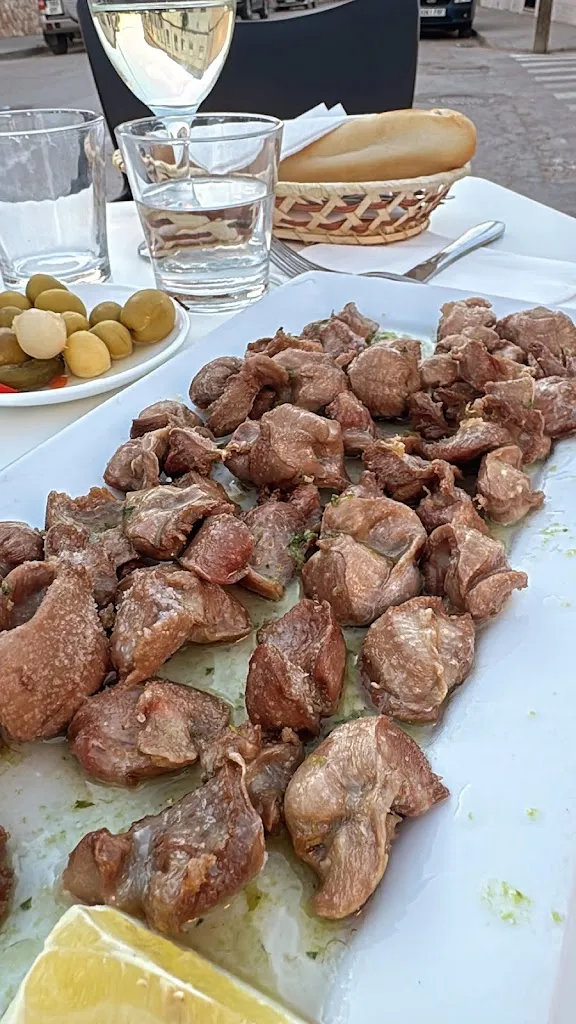 Raquel RM_BAR ACUARIUNS._Mesas Las_review