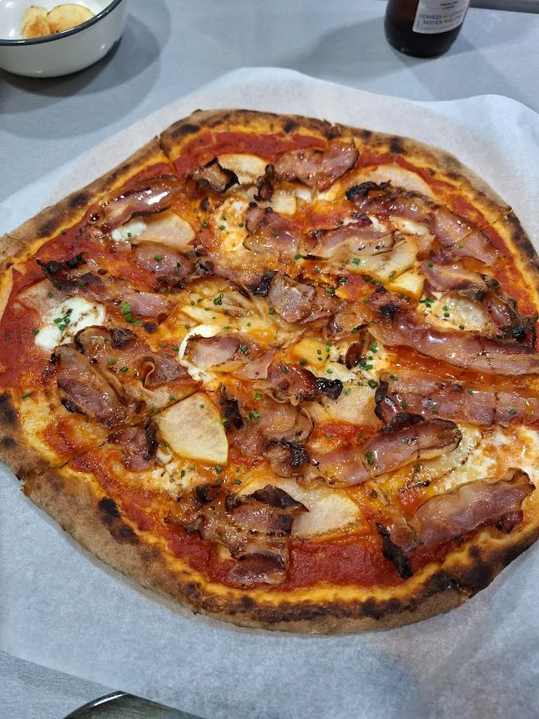 Paula López_Vega Pizza._Osa de la Vega_review