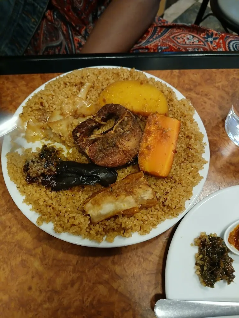 Martyna Kabia_Bar Colores Comida Senegal_Paredes_review