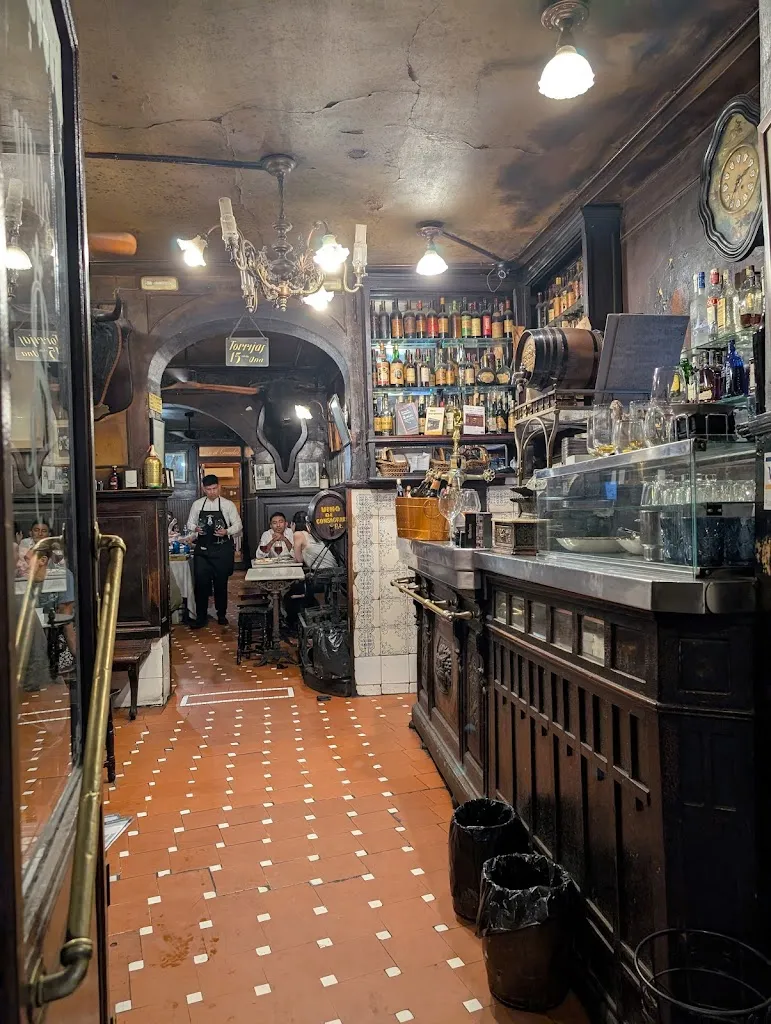 Taberna Antonio Sánchez - 1787 - La Taberna más antigua de Madrid_Paredes_slider_image_2