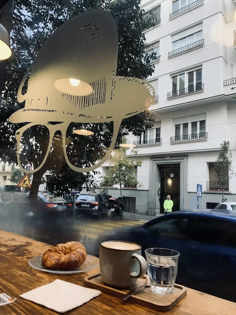 James Darrell_HAT COFFEE - Speciality Coffee_Paredes_recensione