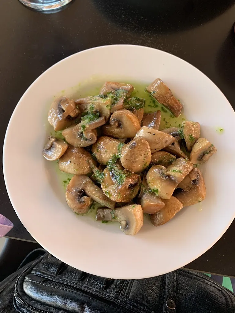 aelwen hughes_La Mario Restaurant_Peraleja La_review