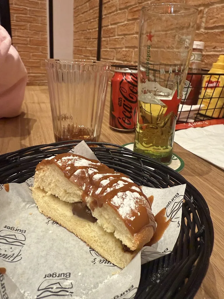 Genesis Rodriguez_Fina’s burger_Paracuellos_recensione