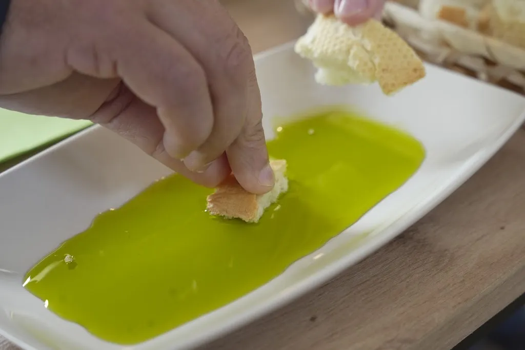 Olivares de Altomira: Oleoturismo. AOVE restaurant in Valle de Altomira El