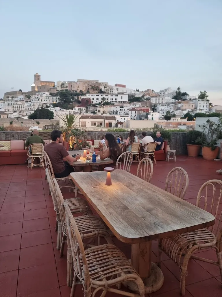 Arthur_Café Montesol & Rooftop Bar_Vara de Rey_review