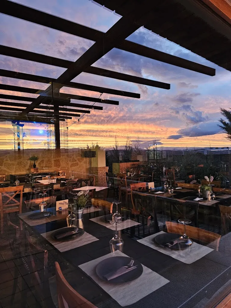 SAL Y PICA ``ᵀᵉʳʳᵃᶻᵃ • ᴿᵉˢᵗᵃᵘʳᵃⁿᵗᵉ • ᴮᵃʳ`` restaurant in Valdemorillo de la Sierra