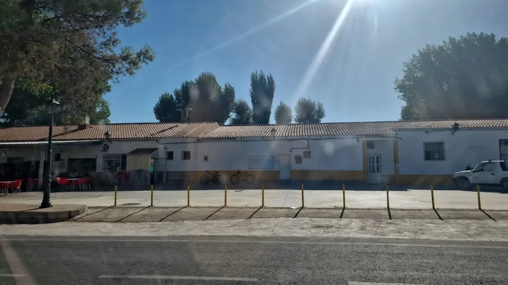 SALVADOR MARÍ_Bar “Piscina de Villar de la Encina”_Villar de la Encina_review