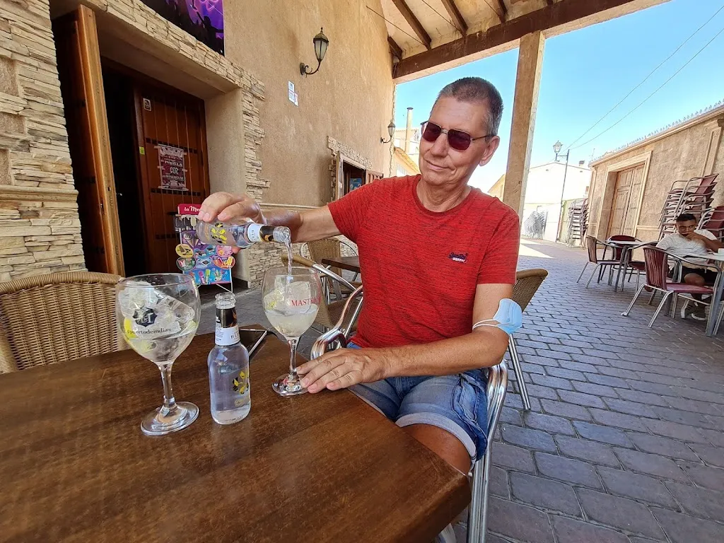 Anders Brideau_Pub El Jaral_Villanueva de la Jara_review