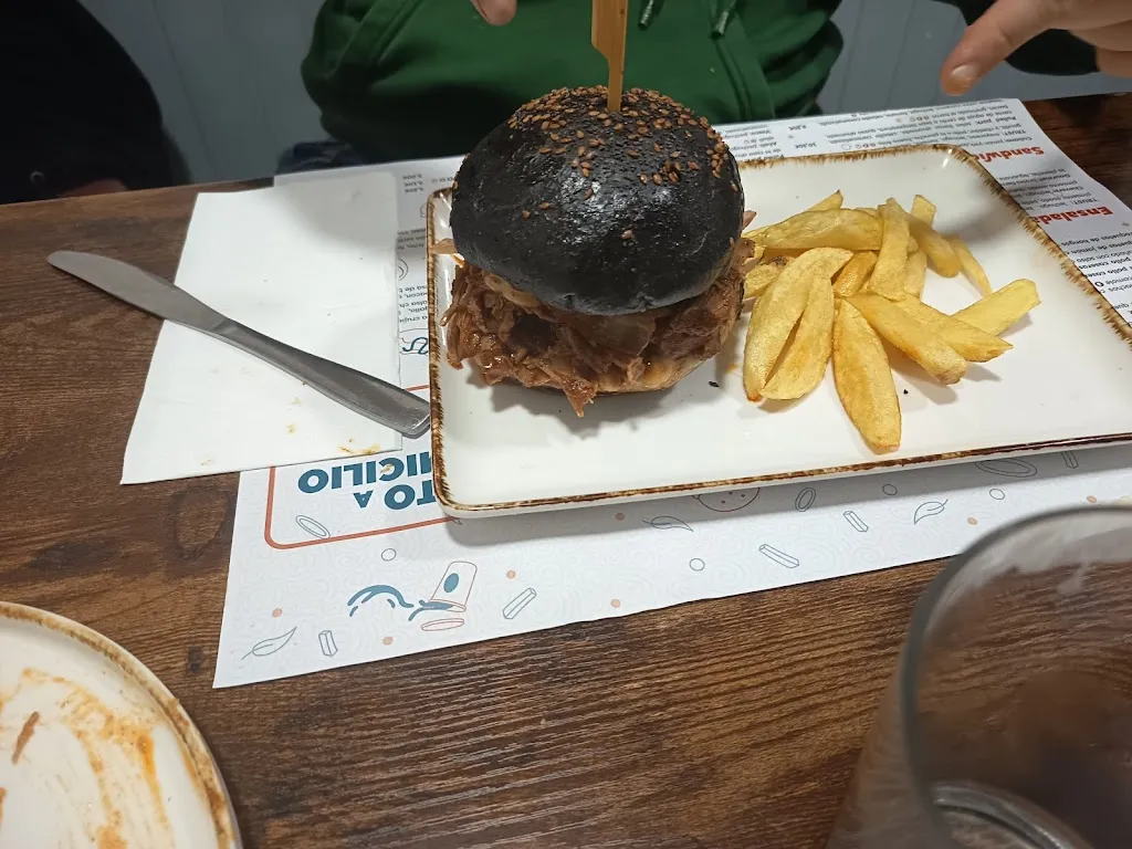 Esti Martin Luque_Trust_Altzaga_review