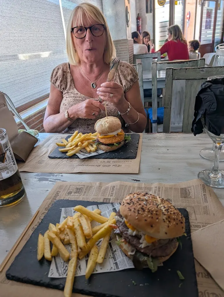 Ian Gilbert_Moon lounge&burgers_Tarancón_review