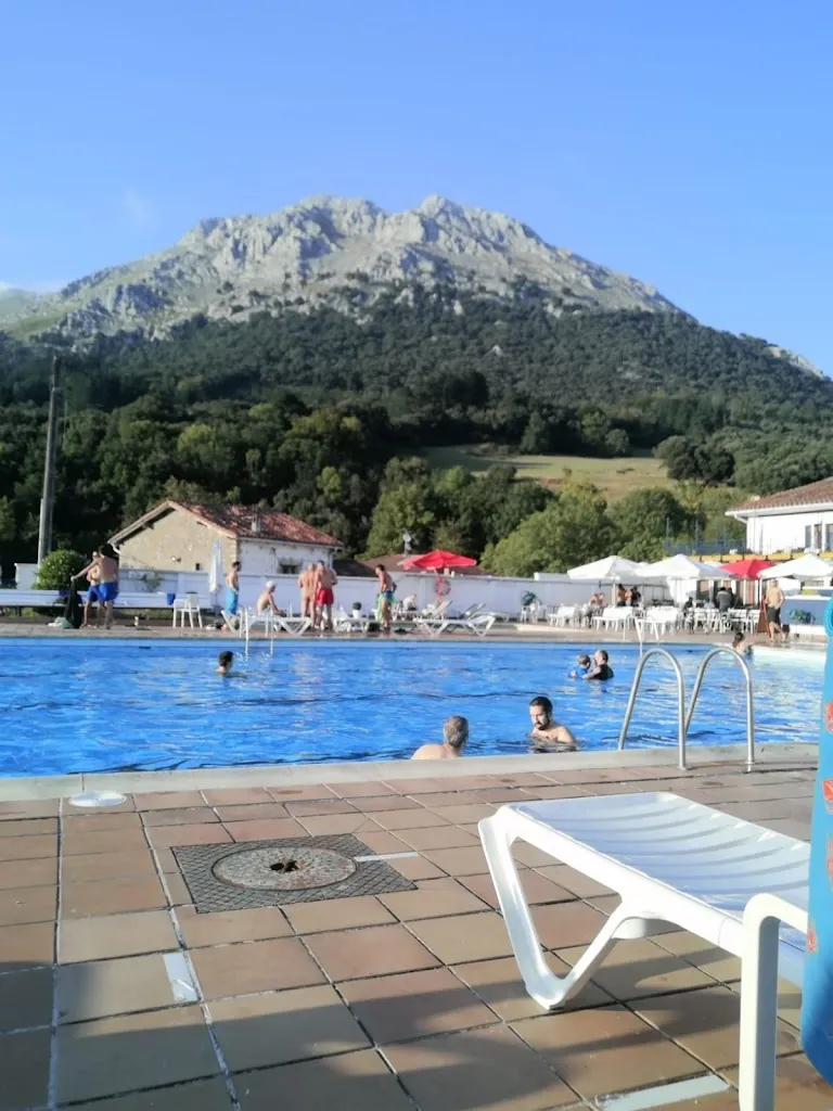 Joselyn Guerra_Piscinas Uxarte Igerilekuak / Arrasate Mondragon_Arrasate/Mondragón_review