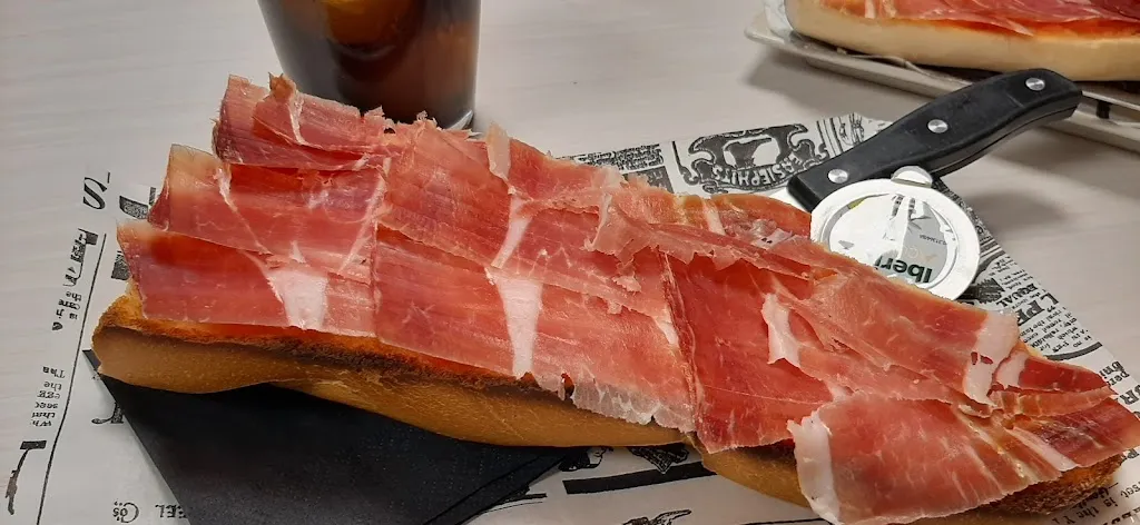 Emiliano Mateo_Bar El Golpe_Villamalea_review