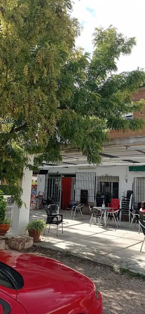 V. Josephine Razafindrakoto_Café-Bar Perichán_Villatoya_review