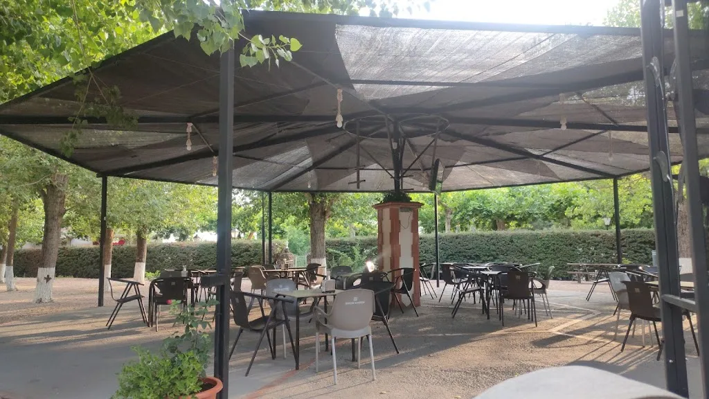 Bar Piscina restaurant in Villaverde de Guadalimar