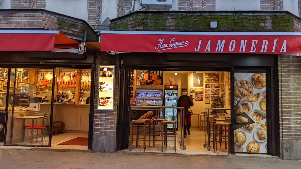 Ana Segura Jamonería restaurant in Segura