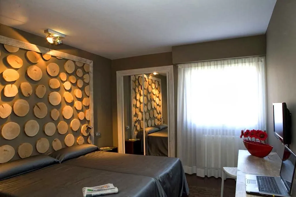 Hotel Salbatoreh!_Zegama_slider_image_2