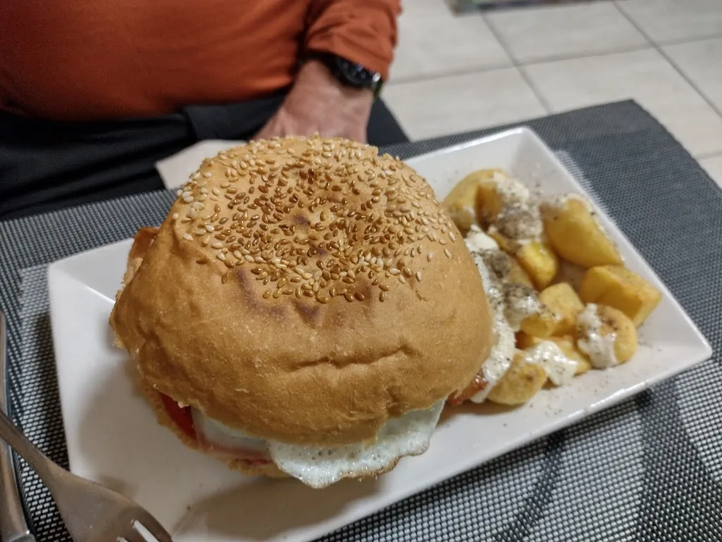 Gonçalo Lacerda-Machado_Bar La Plaça_Bàscara_review