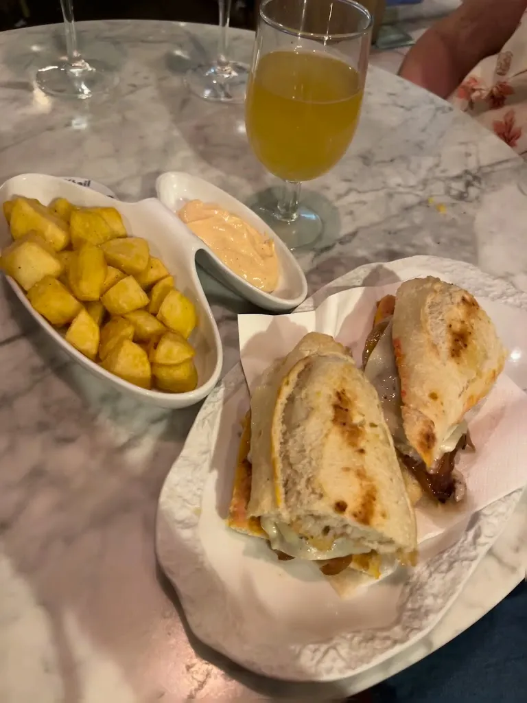 Bar de Plaça_Begur_slider_image_2