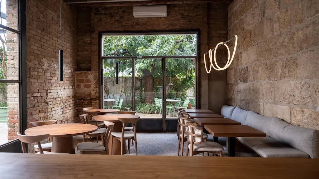 Flora · Hostel · Restaurant_Banyoles_slider_image_1