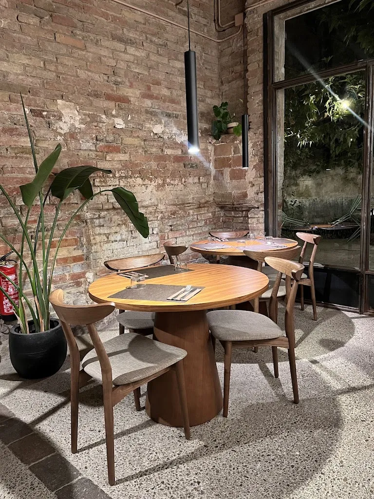 Flora · Hostel · Restaurant_Banyoles_slider_image_2