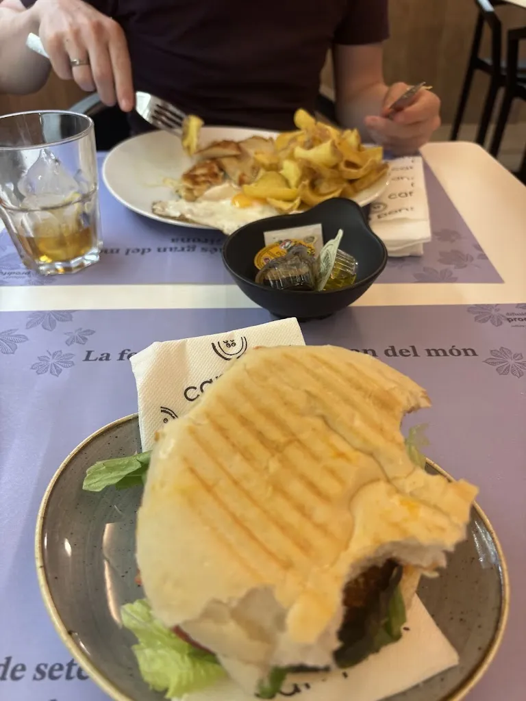 Riana Agustin_Can Pons_Banyoles_review