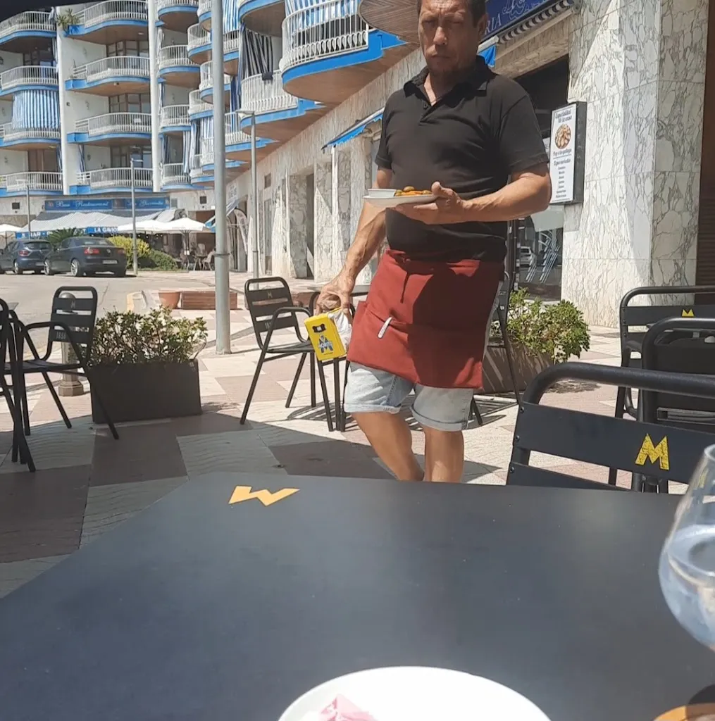 Dolly Hacquebard_Va de Vins_Blanes_review