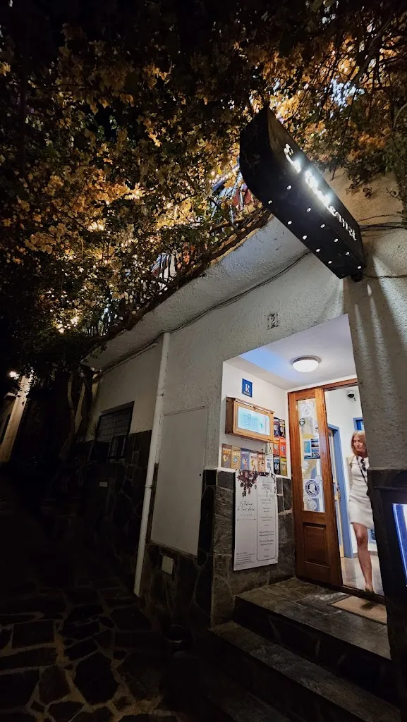 S K_Es Balconet_Cadaqués_review