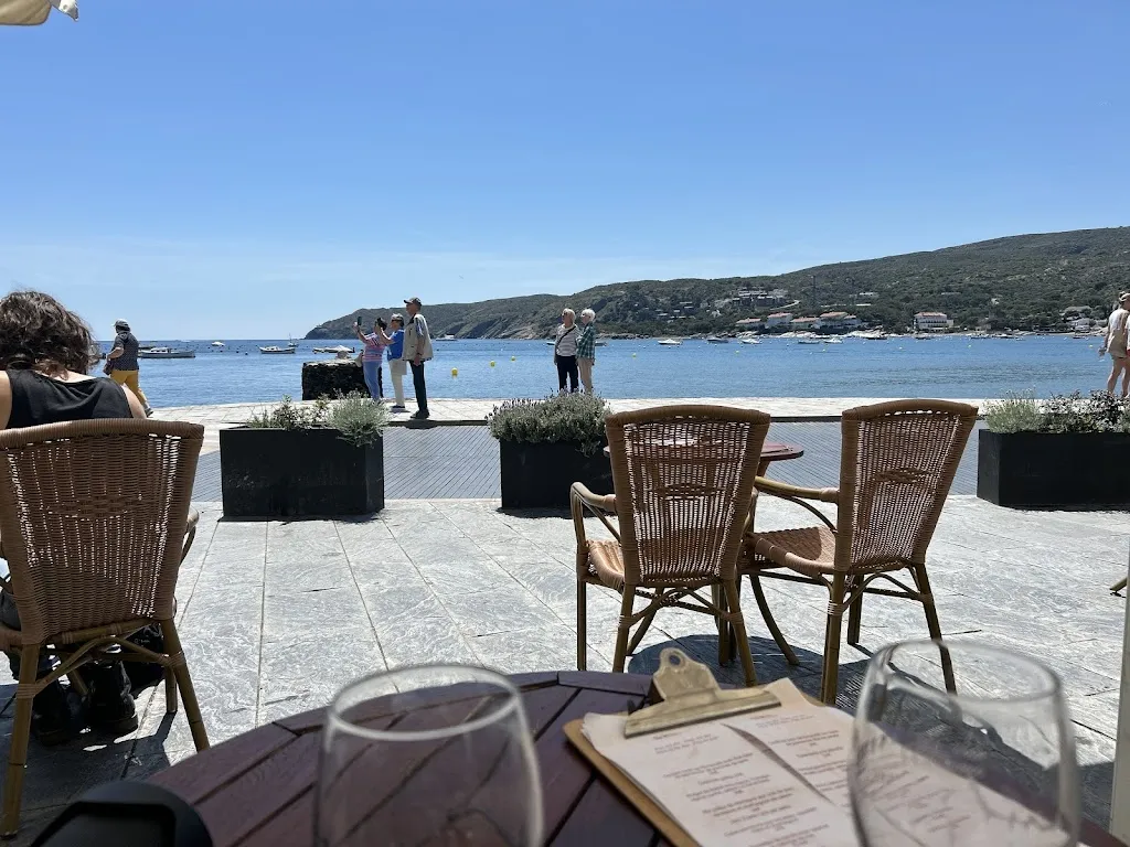 Derek Jones_La Sal Es Xiringuito Ses Oliveres_Cadaqués_recensione