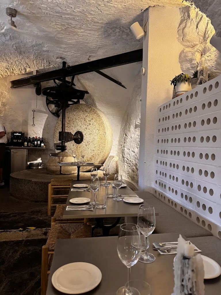 Gulin Donmez_Oli Bar_Cadaqués_review