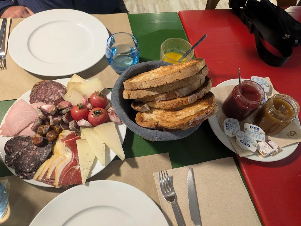 Cora Henderson_Hostal Totsompops_Colera_review