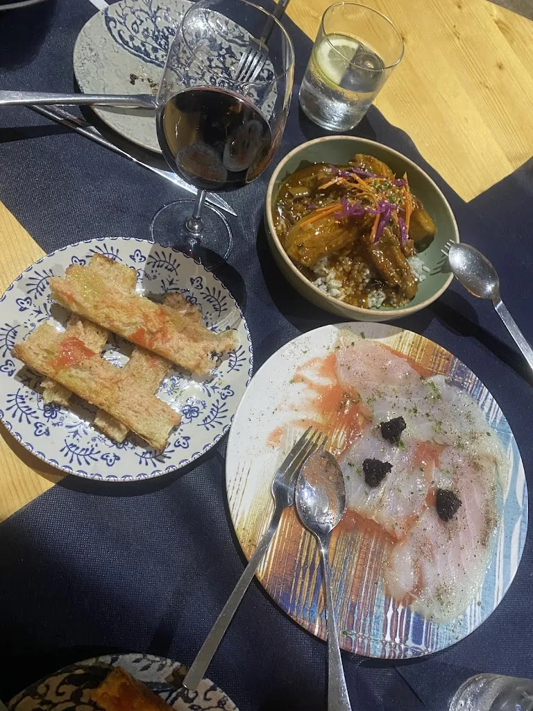 Caroline Hawkins_DGust_Castell-Platja dAro_review