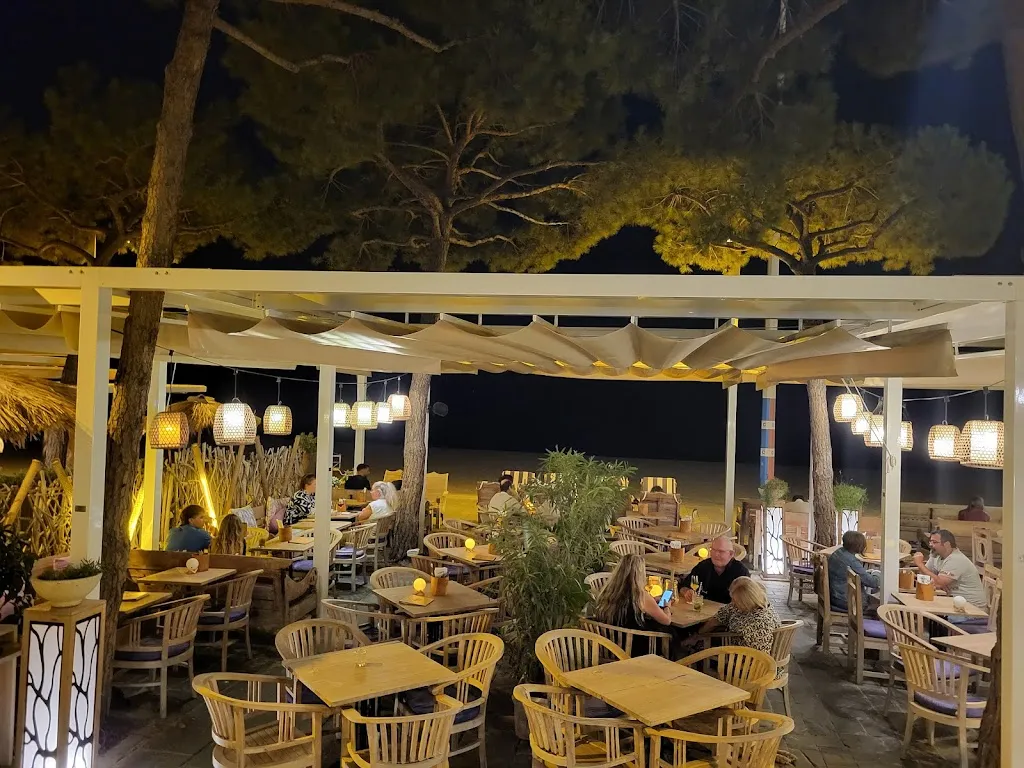 Friends Bar Restaurant_Castell-Platja dAro_slider_image_2
