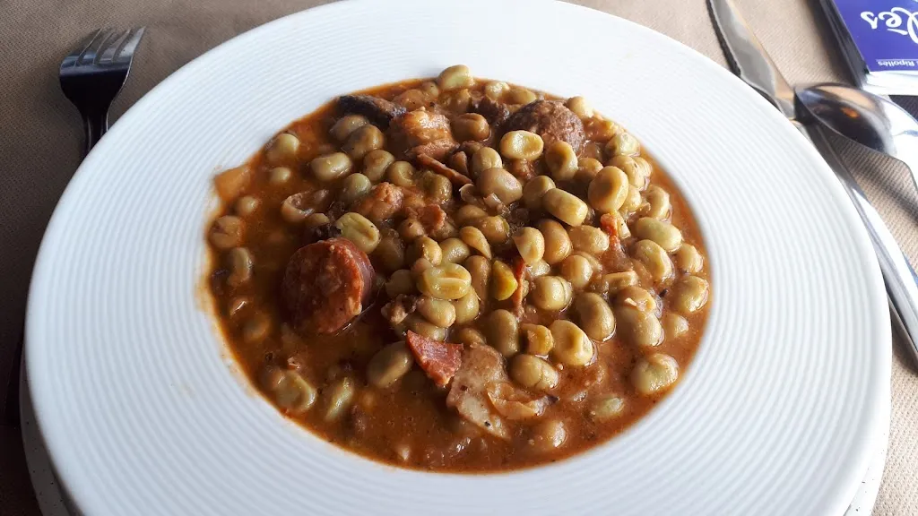 Hostatgeria Restaurant Santuari de Montgrony_Gombrèn_slider_image_3