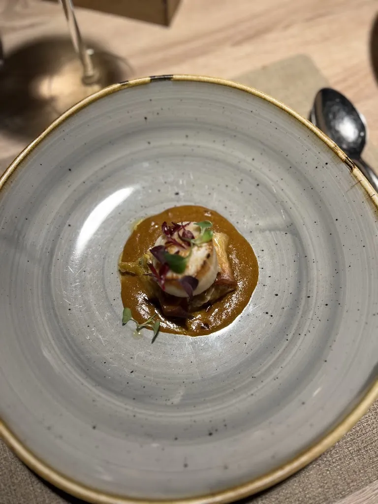 Peter Mackison_La Gruta_Escala L_review