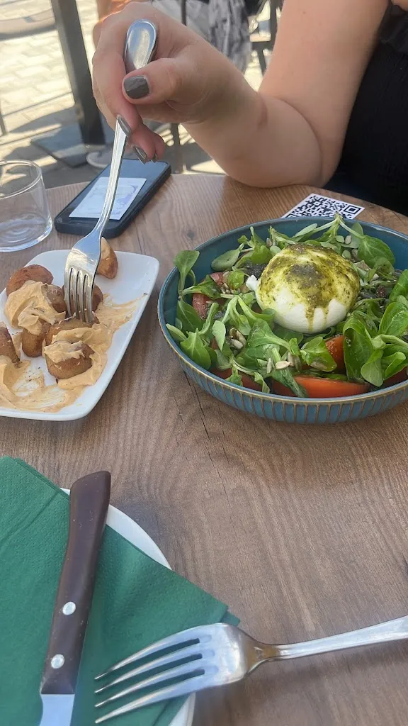 James Scott_Llop de Mar L'Escala_Escala L_review