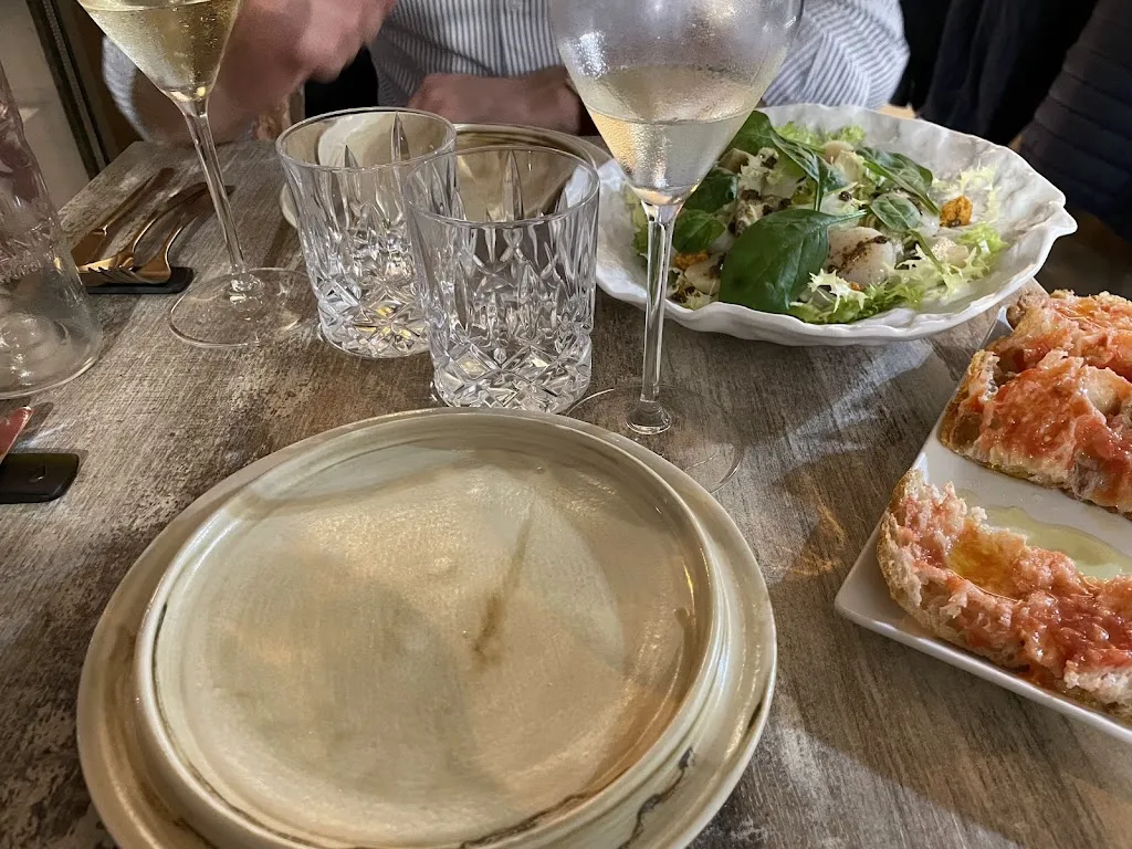 Dániel Mesics_Uain bar&store_Escala L_review