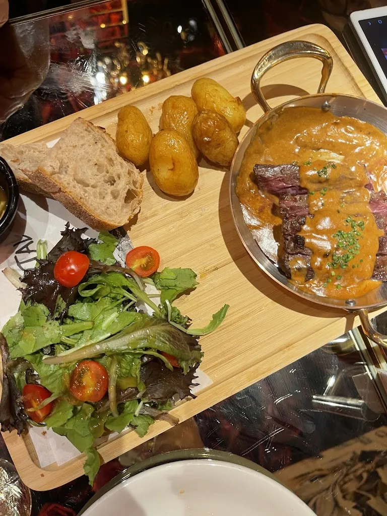 Arielle Arciniega_Inclan Brutal Bar I Restaurante temático Madrid_Baña A_recensione