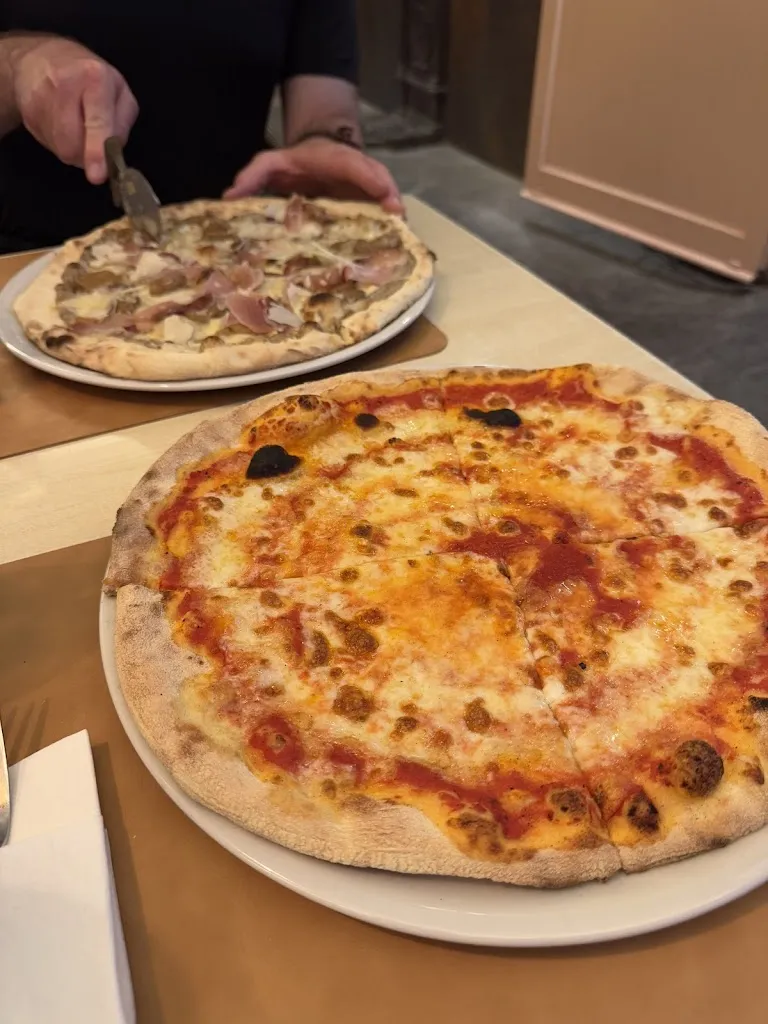 Erica warfield_Pizzes Síbaris_Escala L_review