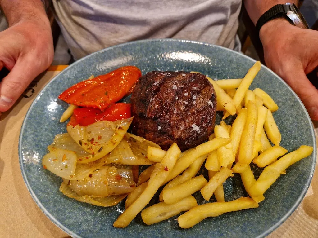 Lornna Dickson_La Vaca Echada_Lloret de Mar_review