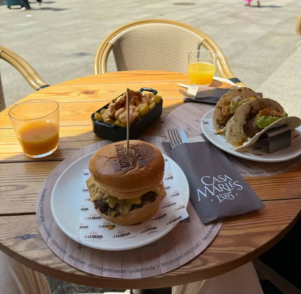 menomad_𝐋𝐀 𝐁𝐑𝐀𝐕𝐀 𝑺𝒕𝒓𝒆𝒆𝒕 𝑭𝒐𝒐𝒅_Lloret de Mar_review