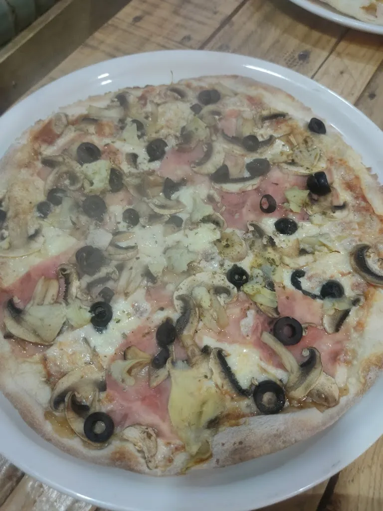 Lluis Esteban_Papa Pizza_Llívia_review