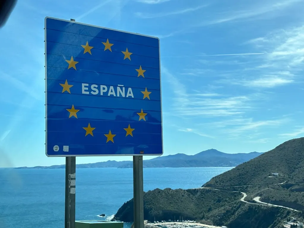 Sander De Smedt Pronk_Guingueta_Portbou_review