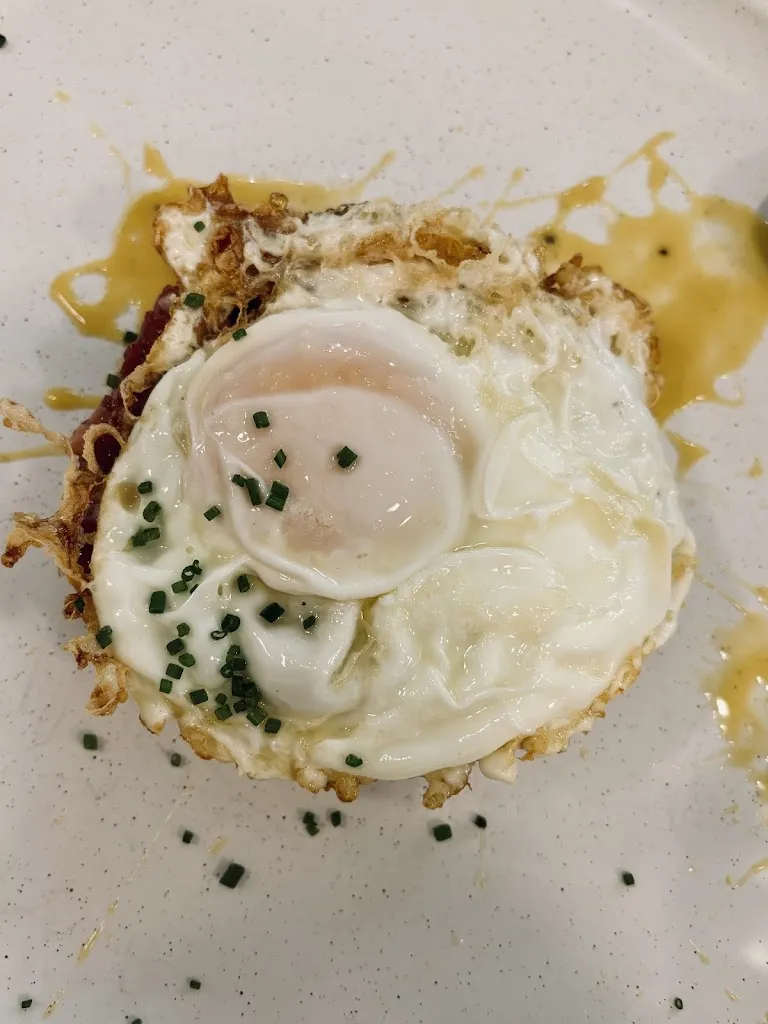 Laura Dreu_Hangry by Tario_Albatera_review