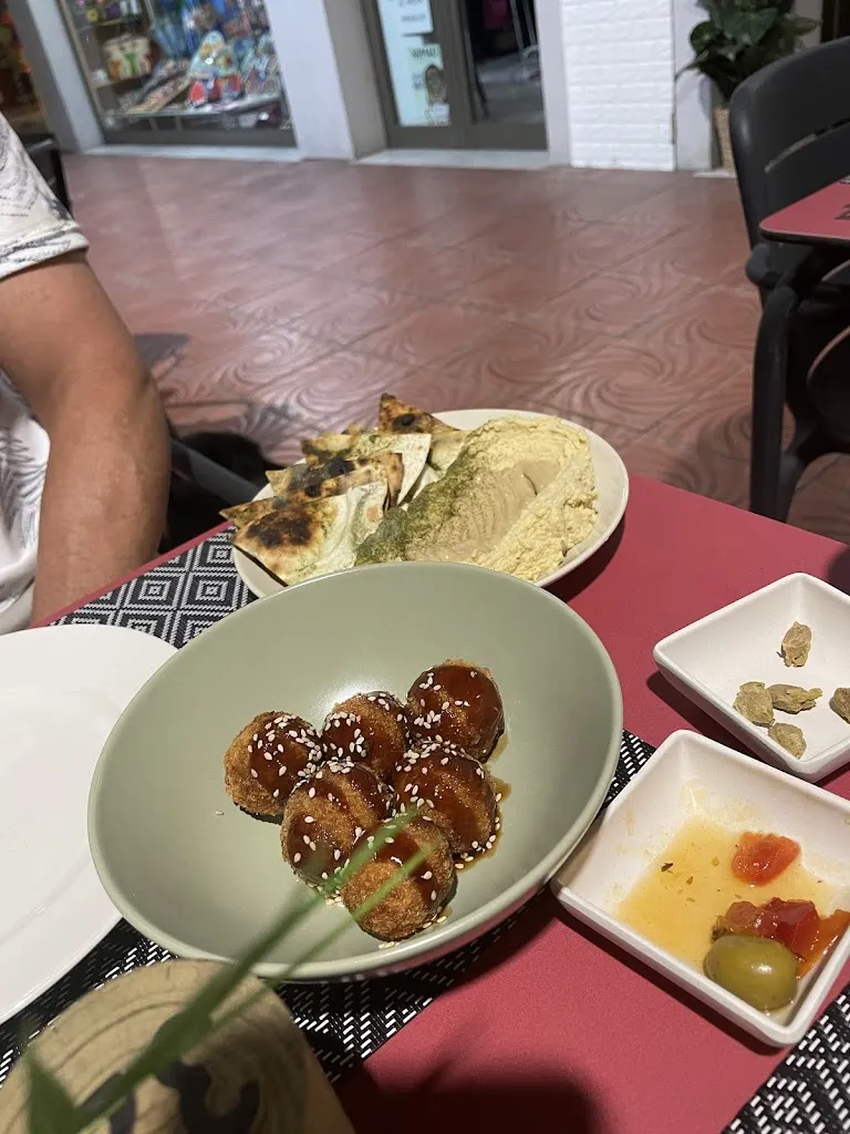 Trudy van Iwaarden_Lianas_Palamós_review