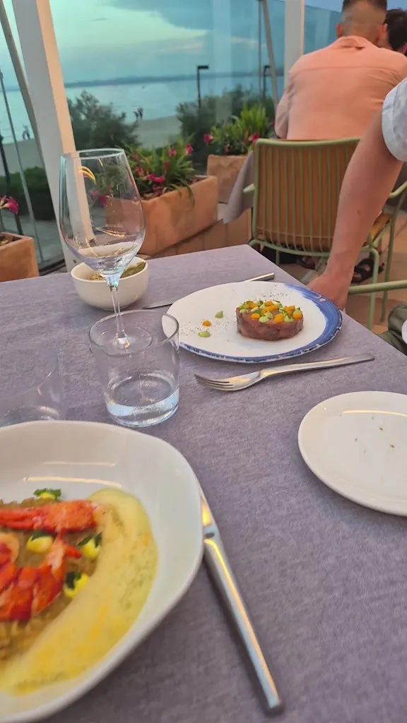 ROM Restaurant_Roses_slider_image_2