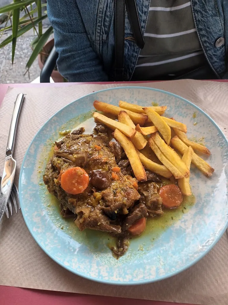 Shirley Bradshaw_Forquilla i ganivet_Sarrià de Ter_review